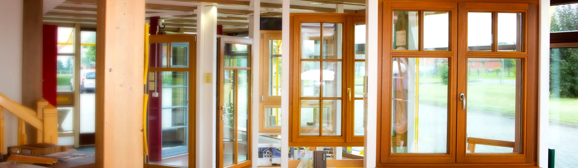 Hellmiß-Ausstellung mit aufgebauten Holzfenstern und Fenstertüren