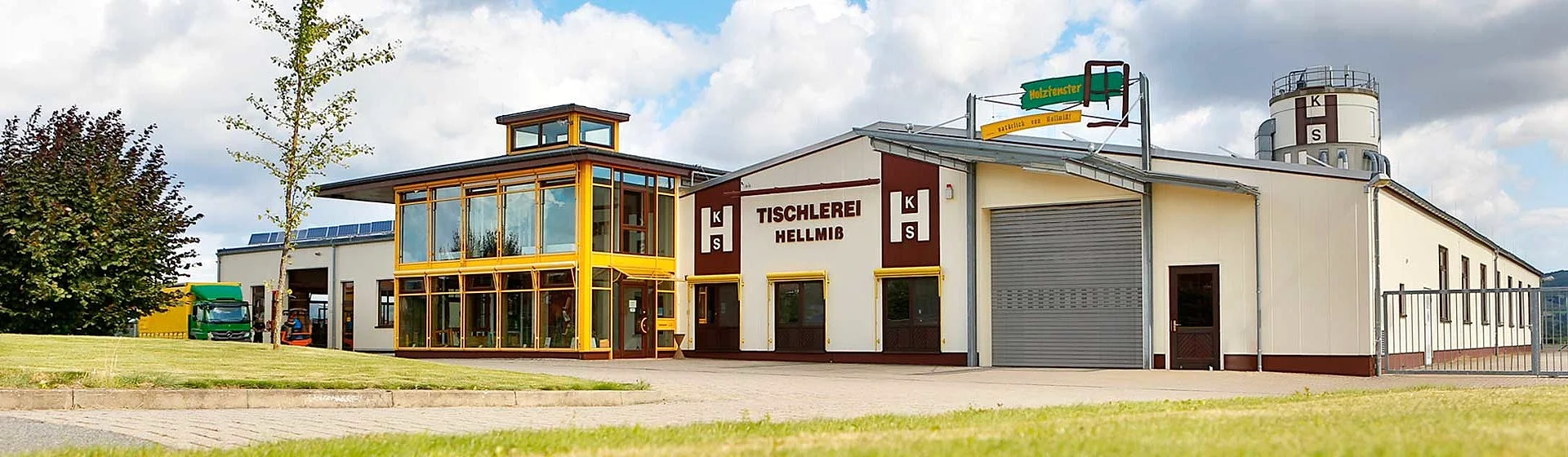 Luftaufnahme des Hellmiß-Firmengeländes in Northeim-Stöckheim mit Fertigungshallen und Ausstellung