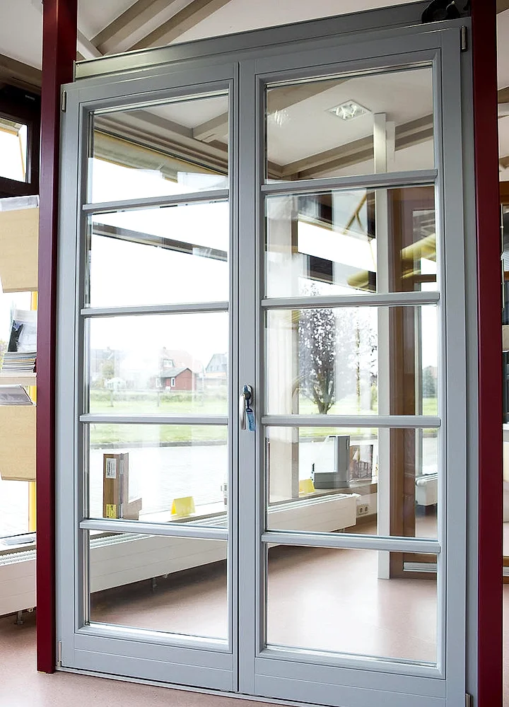 Zweiflügelige Fenstertür mit glasteilenden Sprossen in der Hellmiß-Ausstellung