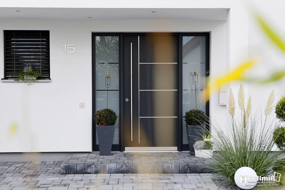 Moderne dunkle Haustür an einem hellen Wohnhaus