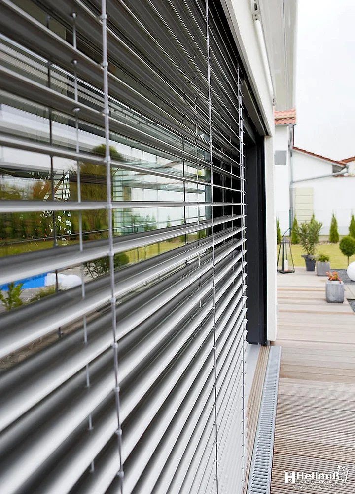 Holz-Alu-Fensterfront mit außenliegendem Raffstore