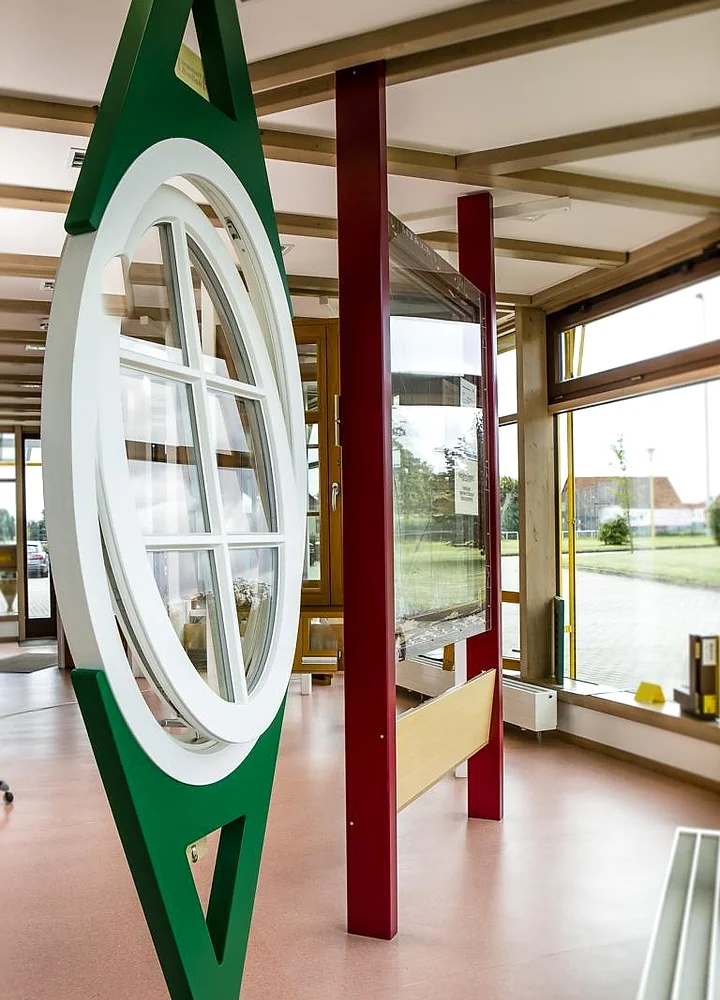 Ovalfenster mit Blick in die Fensterausstellung