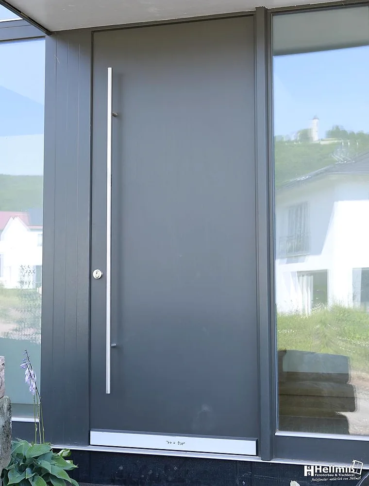 Moderne anthrazitfarbene Hellmiß-Haustür mit schmalem Glasausschnitt