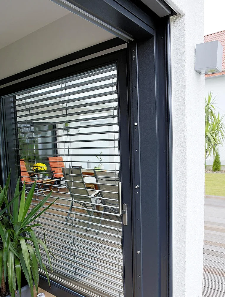 Große Holz-Alu-Fensterfront mit dunkler Aluminium-Außenschale