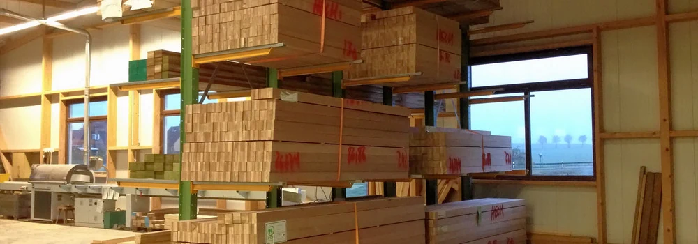 Holzlager in der Tischlerei Hellmiß mit vorbereiteten Kanteln für die Fensterfertigung